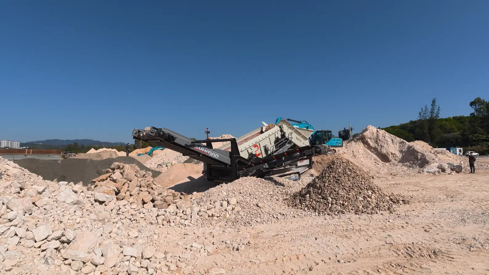 300 TPH Mobile Heavy-Duty Screening Station in Fujian