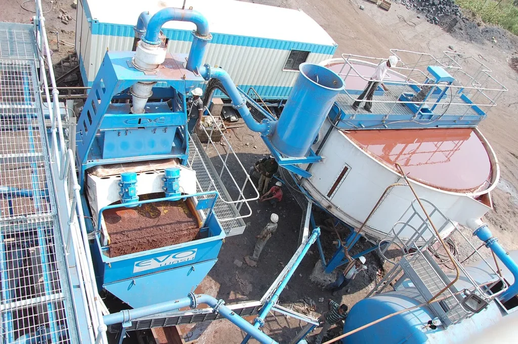 Iron ore washing plant with an AquaCycle thickener and water-handling equipment